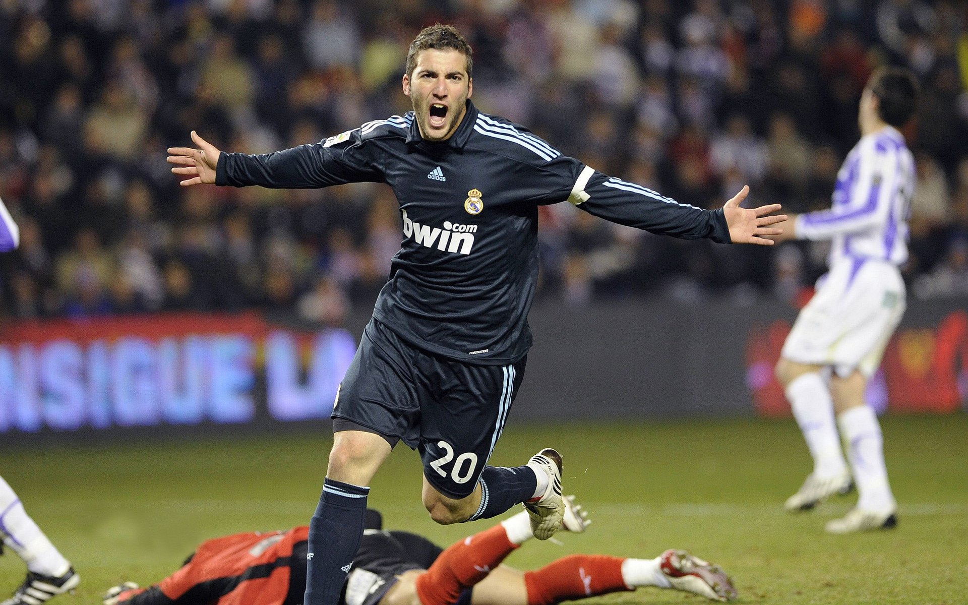 TheShy在利物浦比赛中问鼎冠军,大胜引发热议!