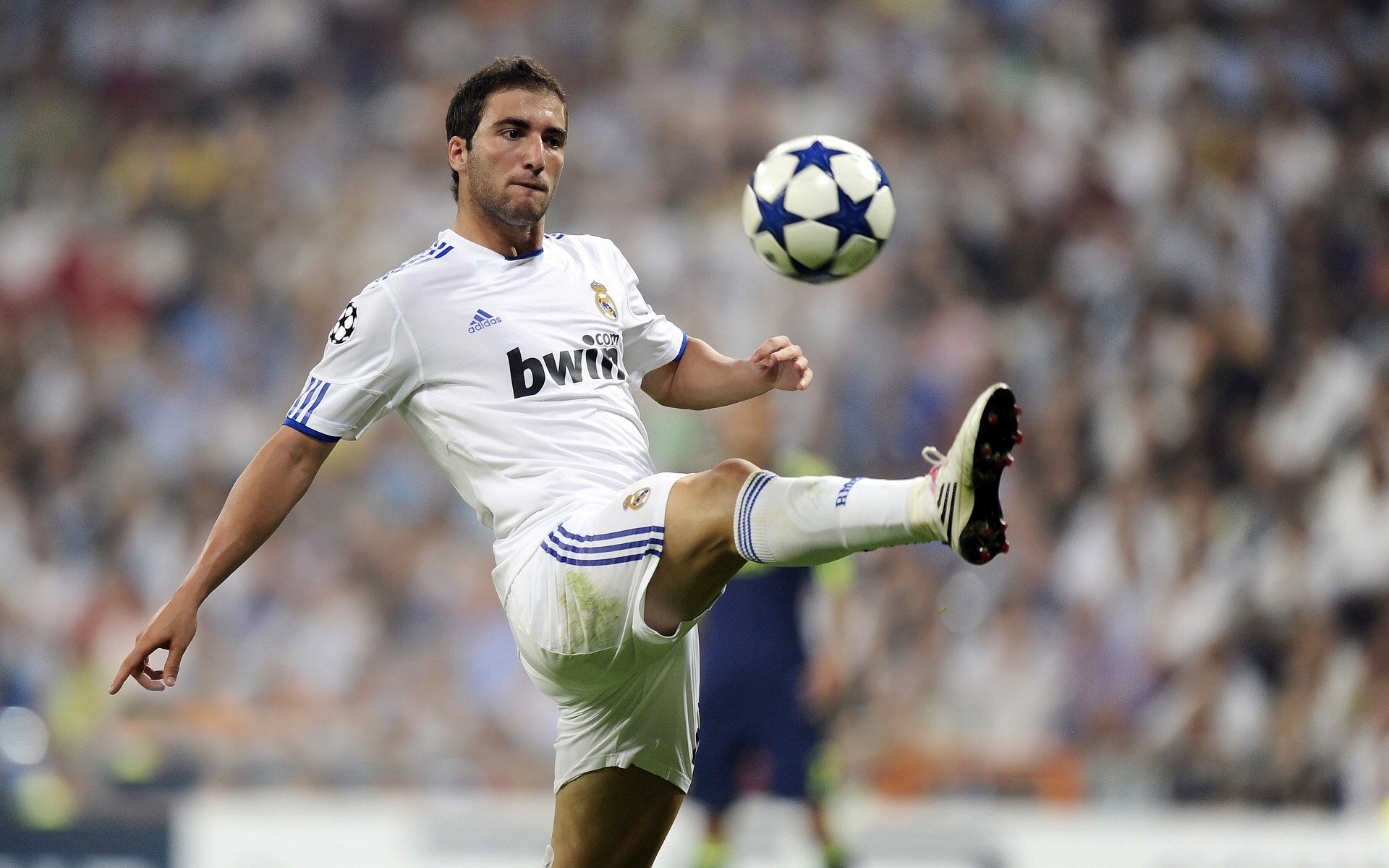 体育赛事-莱万多夫斯基迎来二十赛季高光表现，拜仁球迷沸腾！